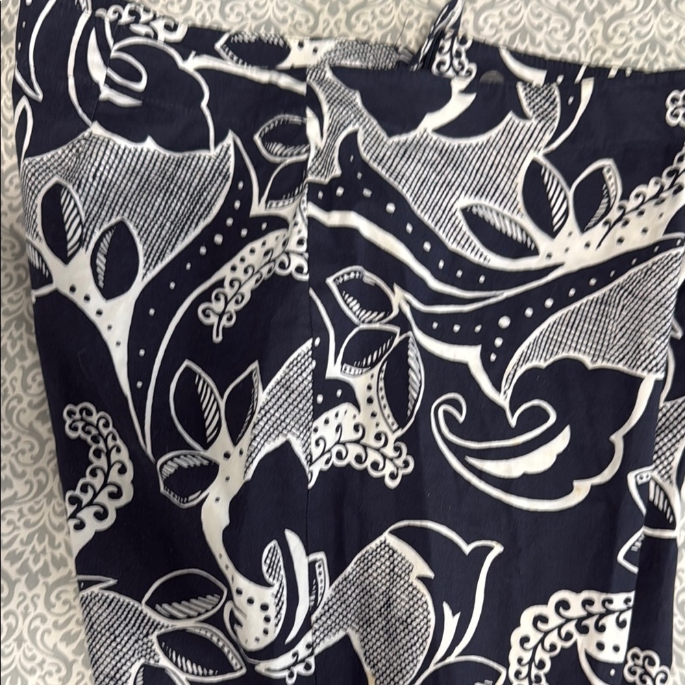 Chic navy  and White large paisley Patterned capris